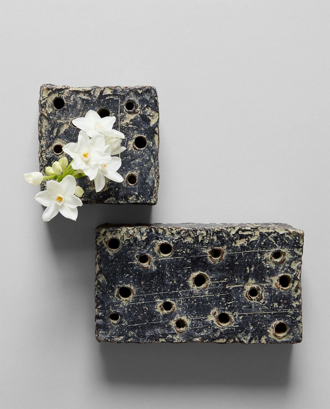 Atuto Ceramic Frogs Block Grey Patina