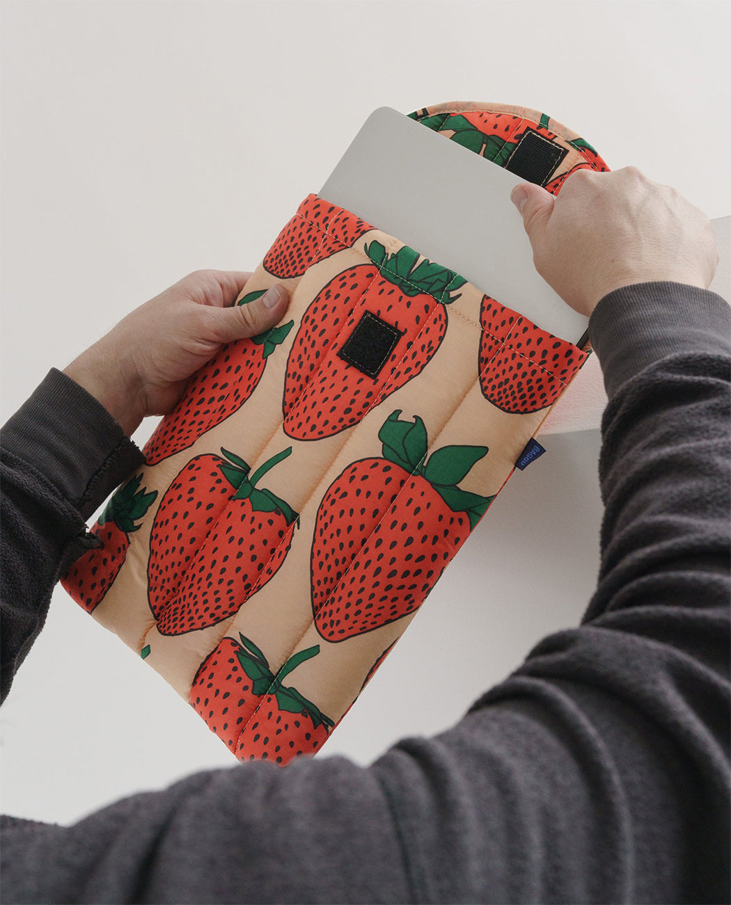 Baggu Puffy Laptop Sleeve 13 inch Strawberry Utrecht Nederland Europe